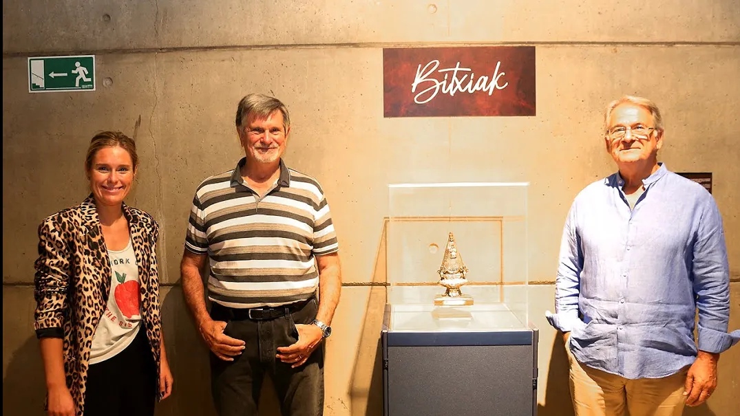 Xabier e Imanol Maidagan junto a Mireia Zarate en el Museo del Nacionalismo Vasco